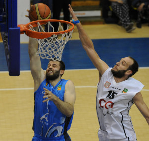 Dìèín, 27.4. 2015, BK Dìèín - Prostìjov, 3. semifinále play-off basketbalové NBL. Foto: Ondøej Bièitì, MAFRA vlevo kamil vrdlík, vpravo Jakub Houka